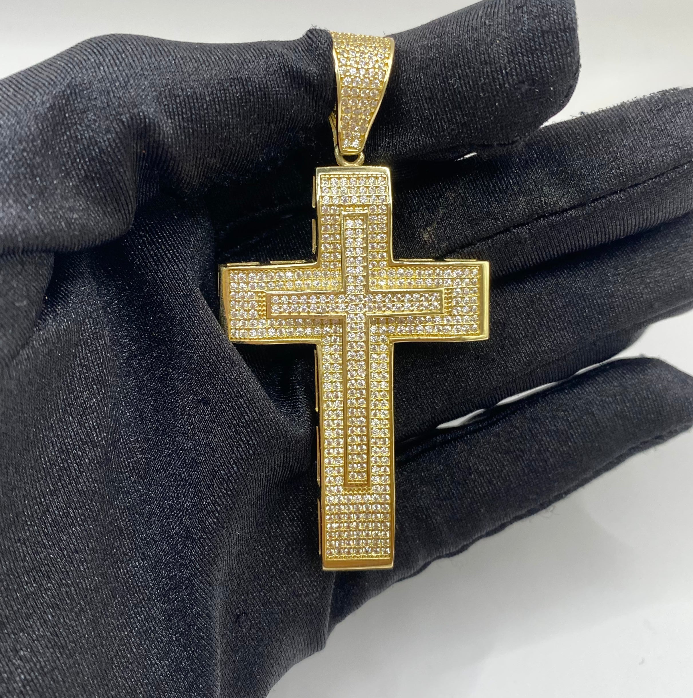 CRUZ MAGNA PAVÉ ORO 10K