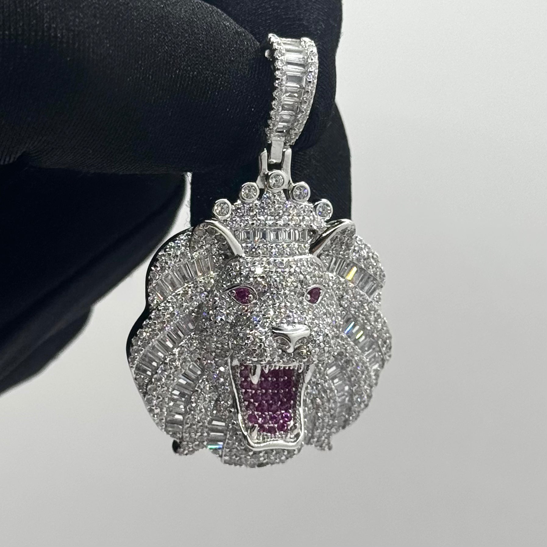 Dije León Imperial Fucsia