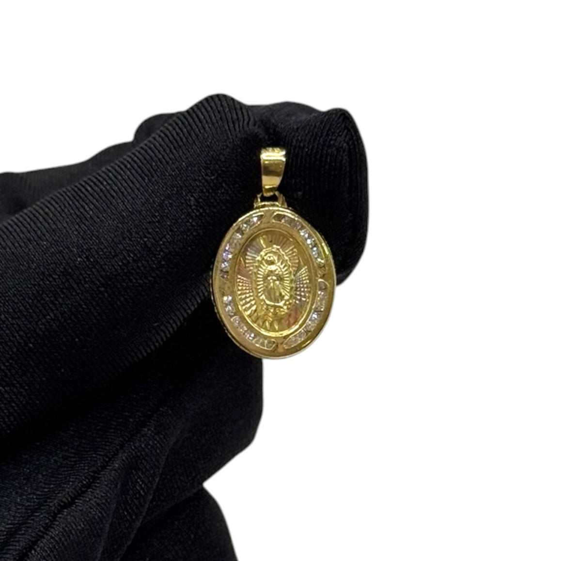 Virgen de Guadalupe Oval con Zirconias Radiante en Oro 10k