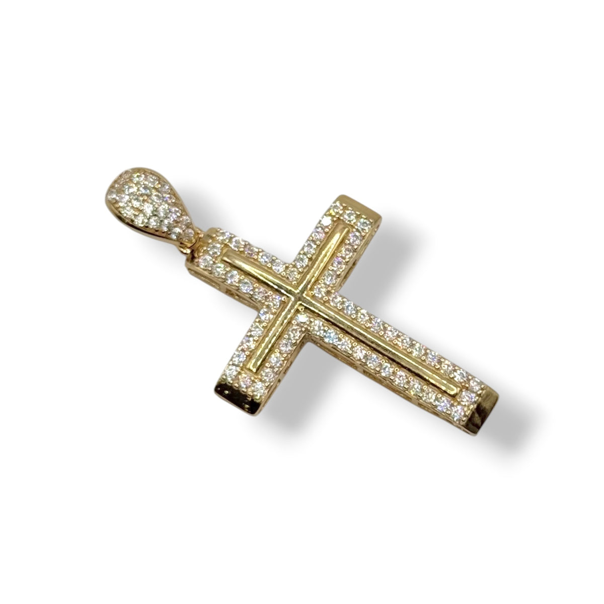 Cruz Clásica Contorno Pavé en Oro 10k